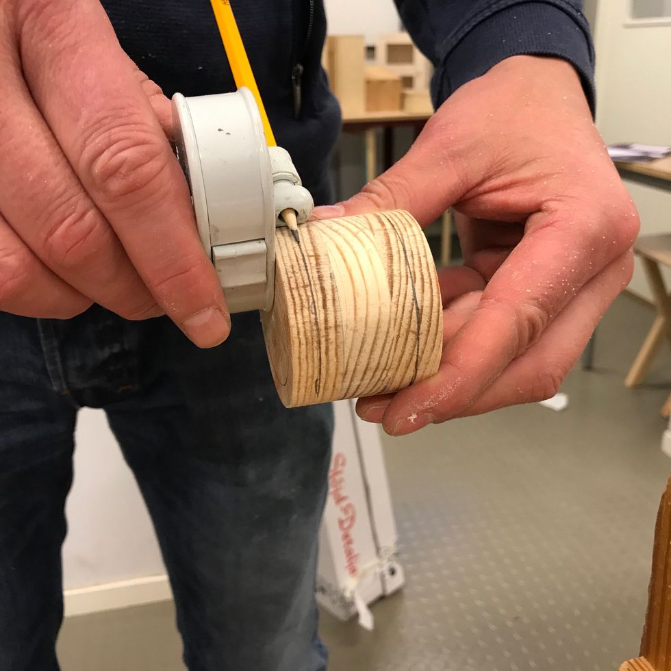 Rita \u00e4ven ut tv\u00e5 streck s\u00e5 h\u00e4r med strykm\u00e5ttet innan du b\u00f6rjar j\u00e4mna ut kanten.