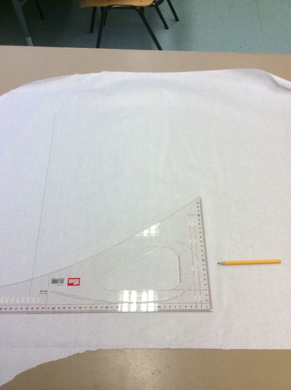 Rita upp en rektangel med din v\u00e4skas h\u00f6jd och bredd. (H\u00e4r 50x35 cm) Anv\u00e4nd en skr\u00e4ddarlinjal n\u00e4r du ritar och anv\u00e4nd den 90gradiga vinkeln p\u00e5 linjalen s\u00e5 att h\u00f6rnen p\u00e5 din v\u00e4ska blir r\u00e4tvinkliga.