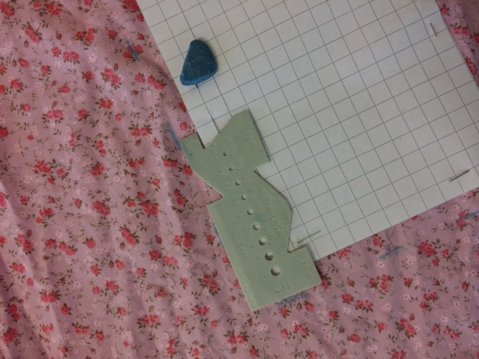 Rita ut 1 cm s\u00f6msm\u00e5n med hj\u00e4lp av en Fiffikus och markeringskrita.