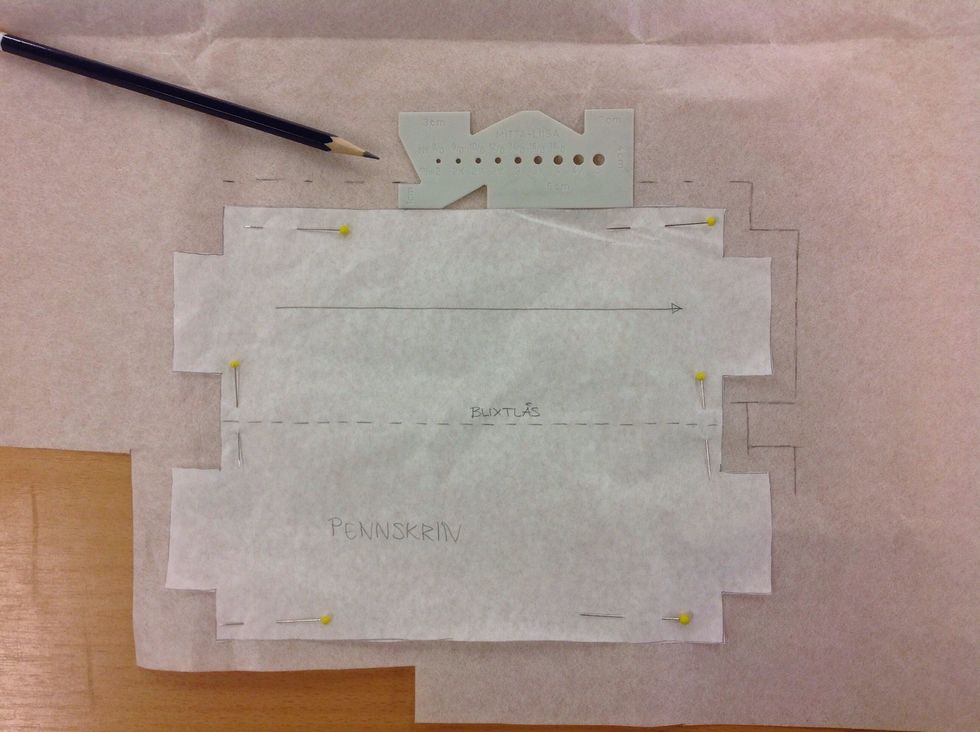 Rita ut 1 cm s\u00f6msm\u00e5n runt om. Anv\u00e4nd en m\u00e5ttlisa.