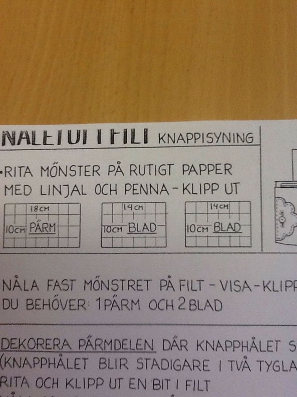 Rita ut m\u00f6nster p\u00e5 det rutiga pappret enligt beskrivningen. Du beh\u00f6ver rita en p\u00e4rm och ett blad.