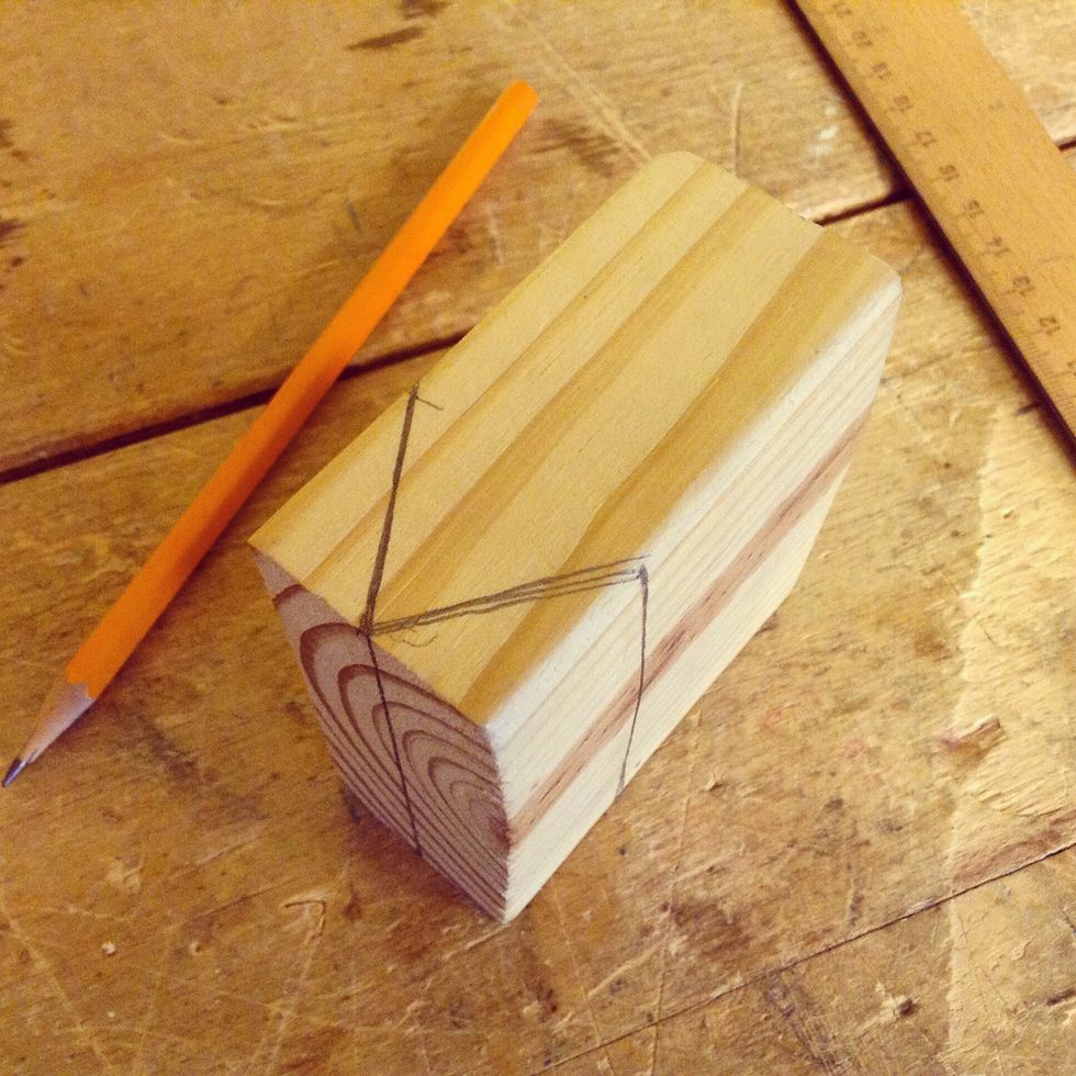 Rita ut med penna och linjal d\u00e4r du ska s\u00e5ga, f\u00f6r att f\u00e5 till den form du vill ha p\u00e5 taket.