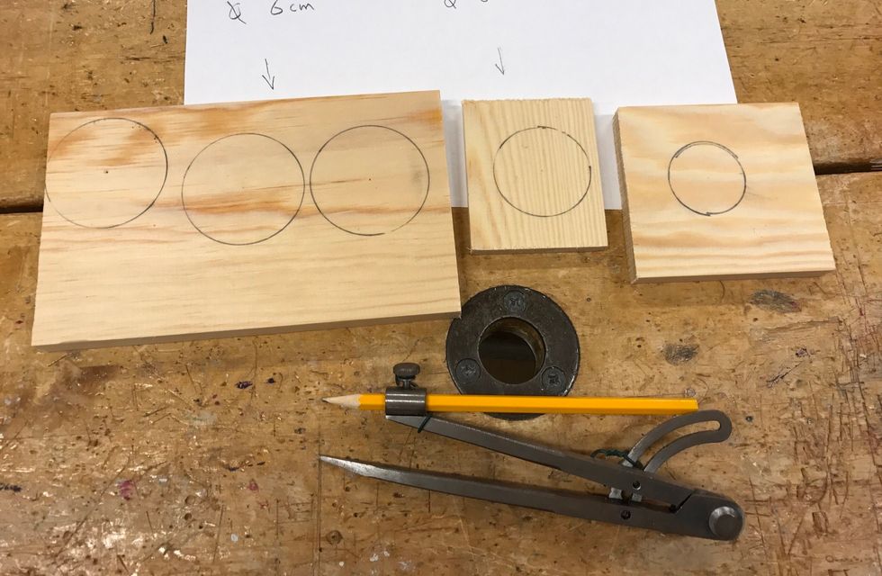 Rita ut sammanlagt 5 cirklar p\u00e5 br\u00e4dor med olika tjocklek (se n\u00e4sta bild)