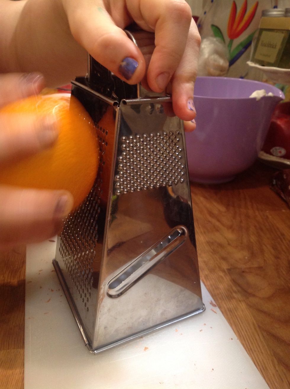 Riv apelsin skalet. Se till att du inte f\u00e5r med det vita. scratch the orange peel.