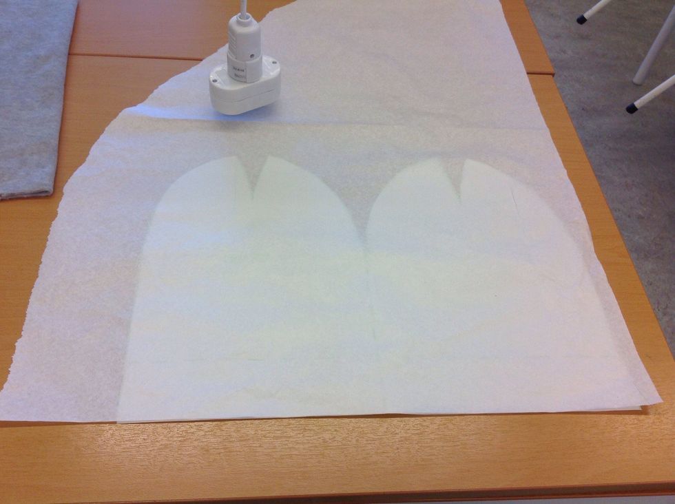 Riv av en bit m\u00f6nsterpapper och l\u00e4gg \u00f6ver...