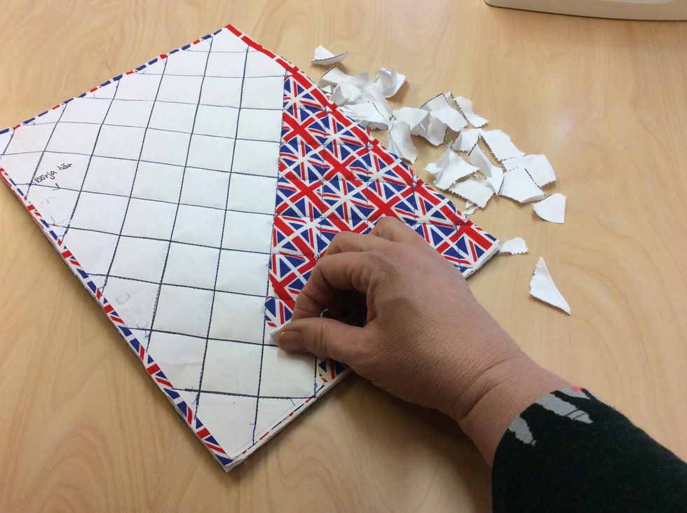 Riv bort allt pappret lite f\u00f6rsiktigt.