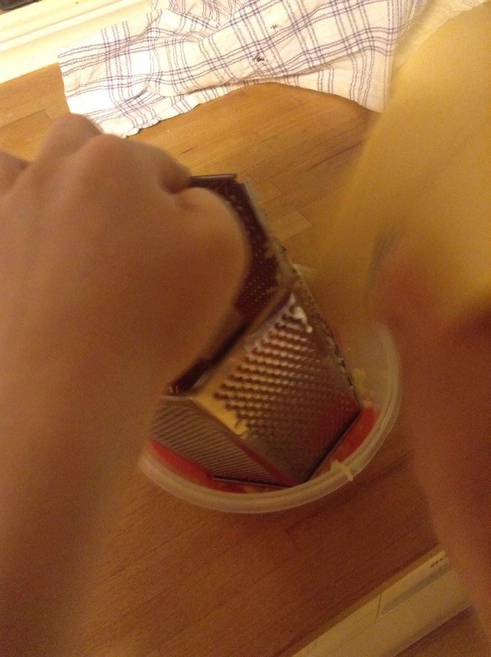 Riv lite ost. Scratch your cheese.