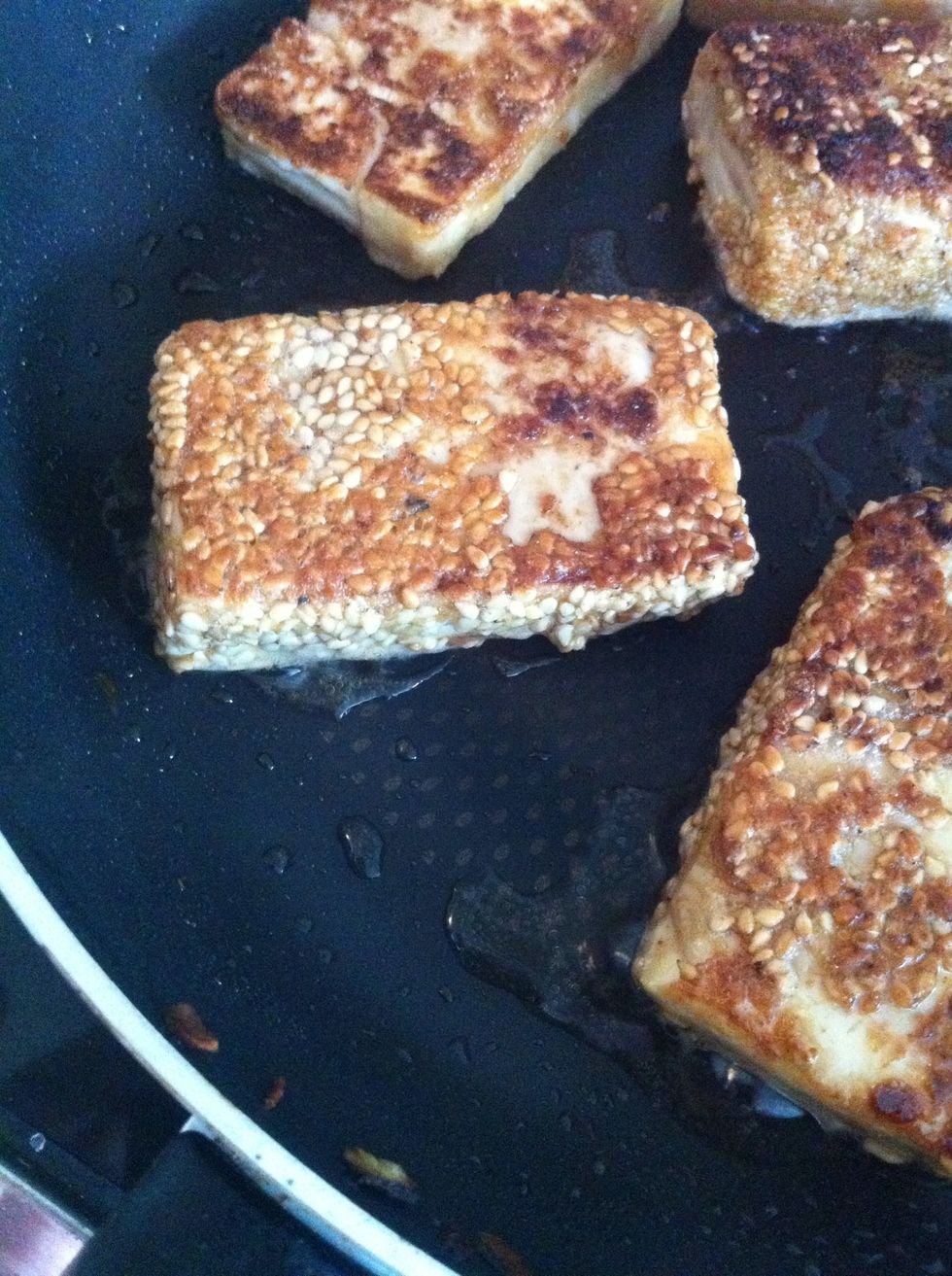 Roast the tofu (in oil) until golden.