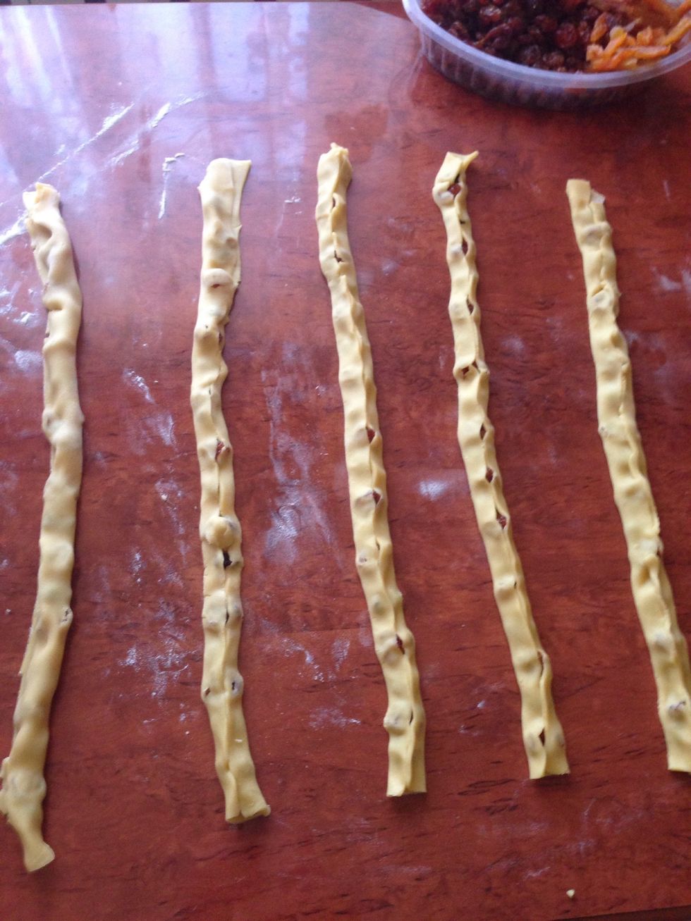Role them and thigh the edges firmly.