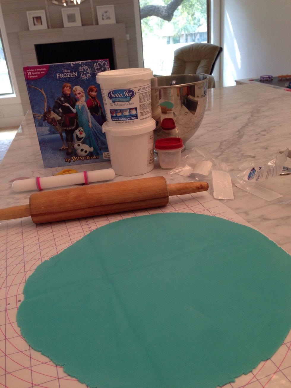 Roll blue fondant