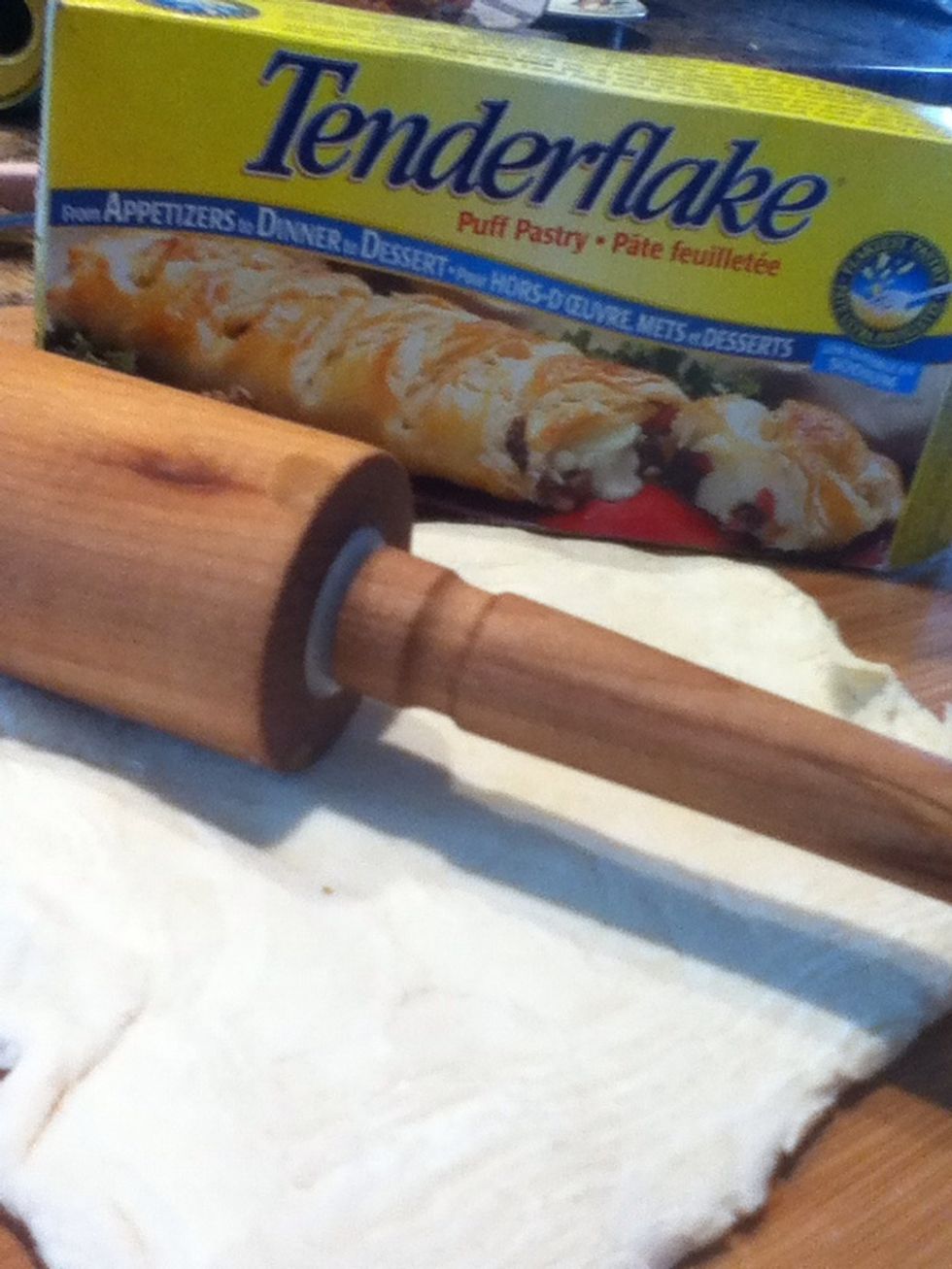 Roll down half a box of 397 g. tenderflake puff pastrie