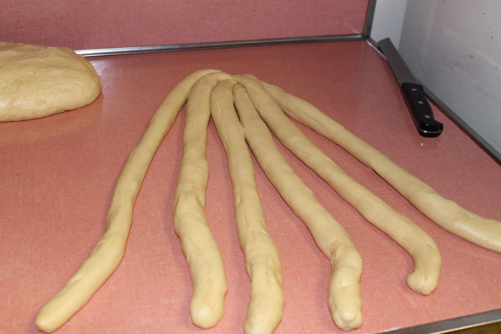 Roll each of the 6 parts out, lay them next to each other and pinch the top tightly together