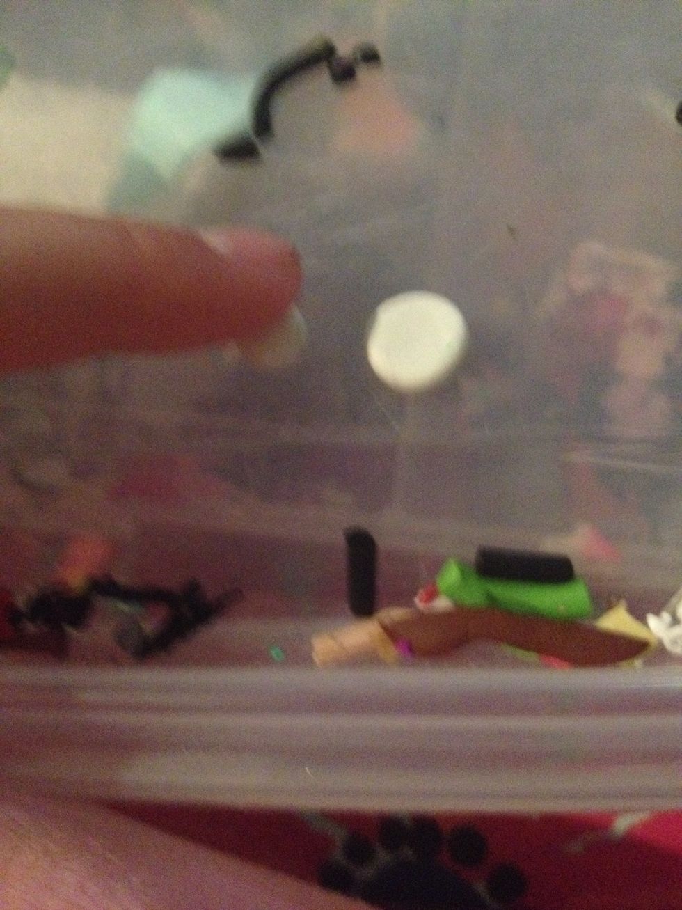 Roll out 2 white balls then flatten in with your finger