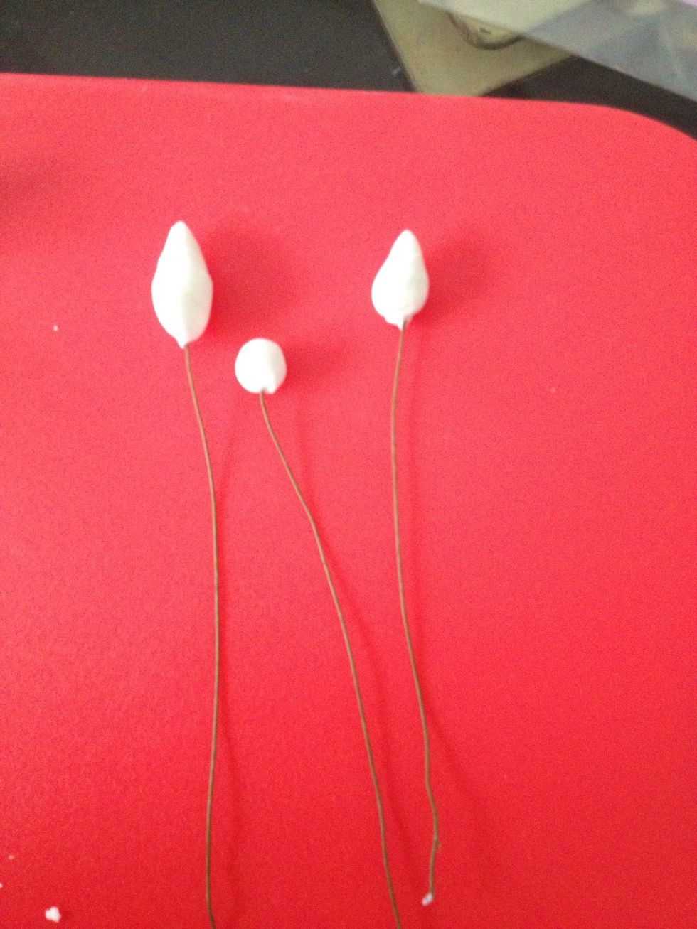 Roll out some sugar paste into 3 little buds and put onto some wire
