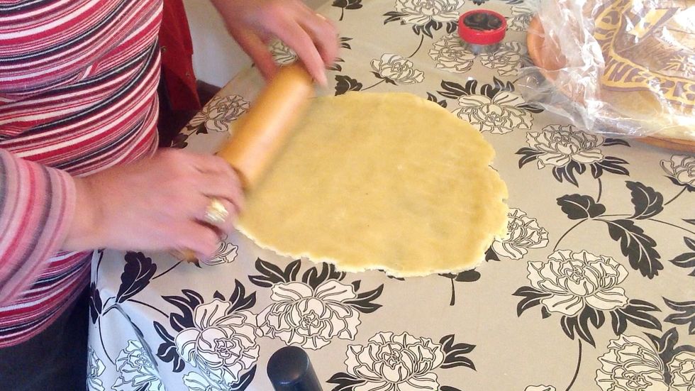 Roll out the dough to about 2-3 mm. The best way to judge this: the dough is see through. When you can just see the surface under the dough it's enough. See next slide.