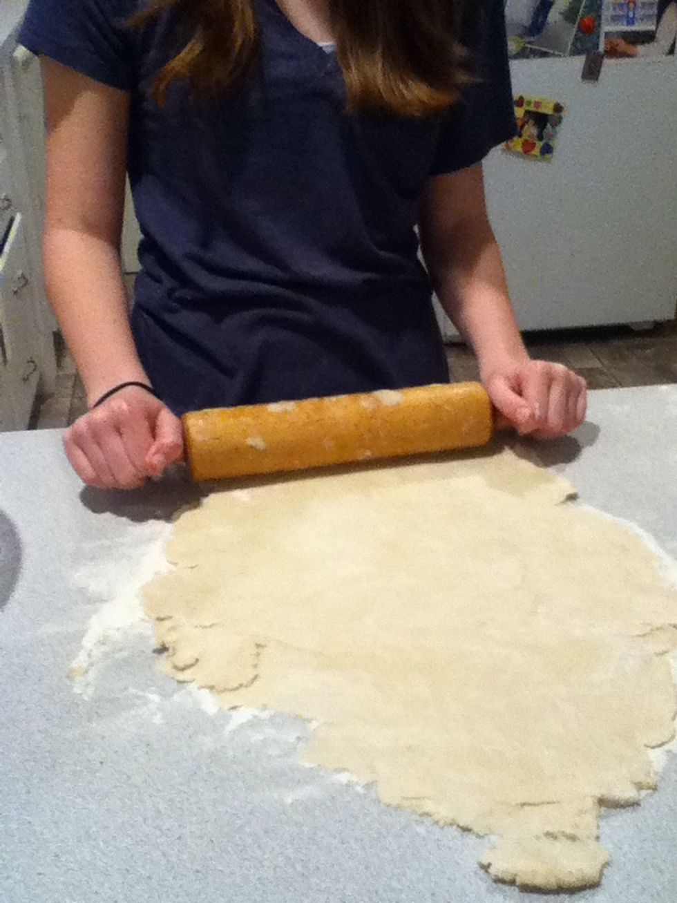Roll out the dough with the rolling pin.