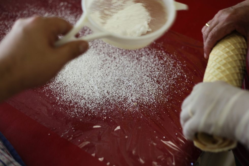 Roll out the glad wrap and dust with icing sugar. (US: confectioners sugar). Sprinkle lightly all around the glad wrap.
