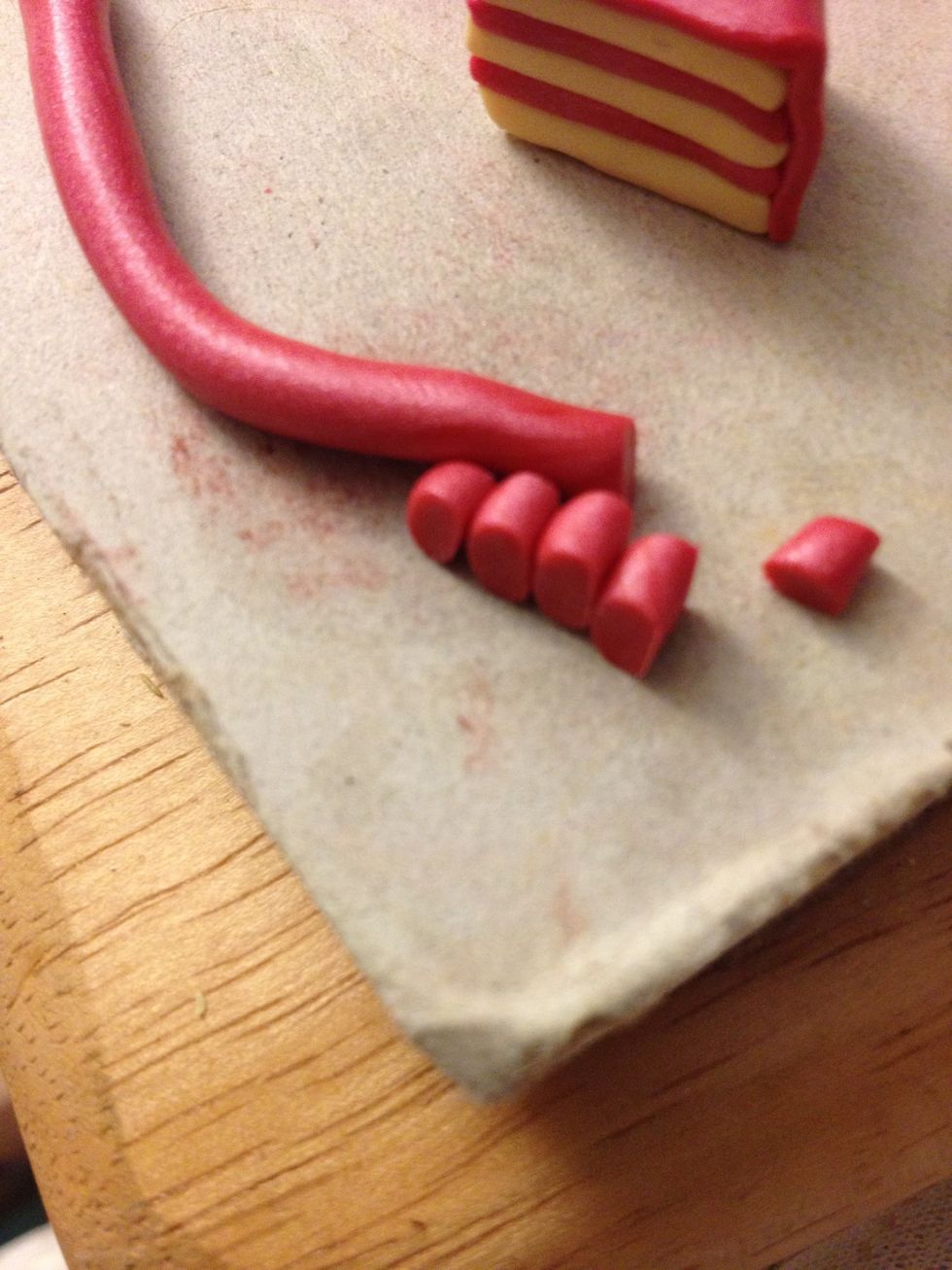 Roll out the icing into a stick and cut off a few pieces of the same size for the decorations.