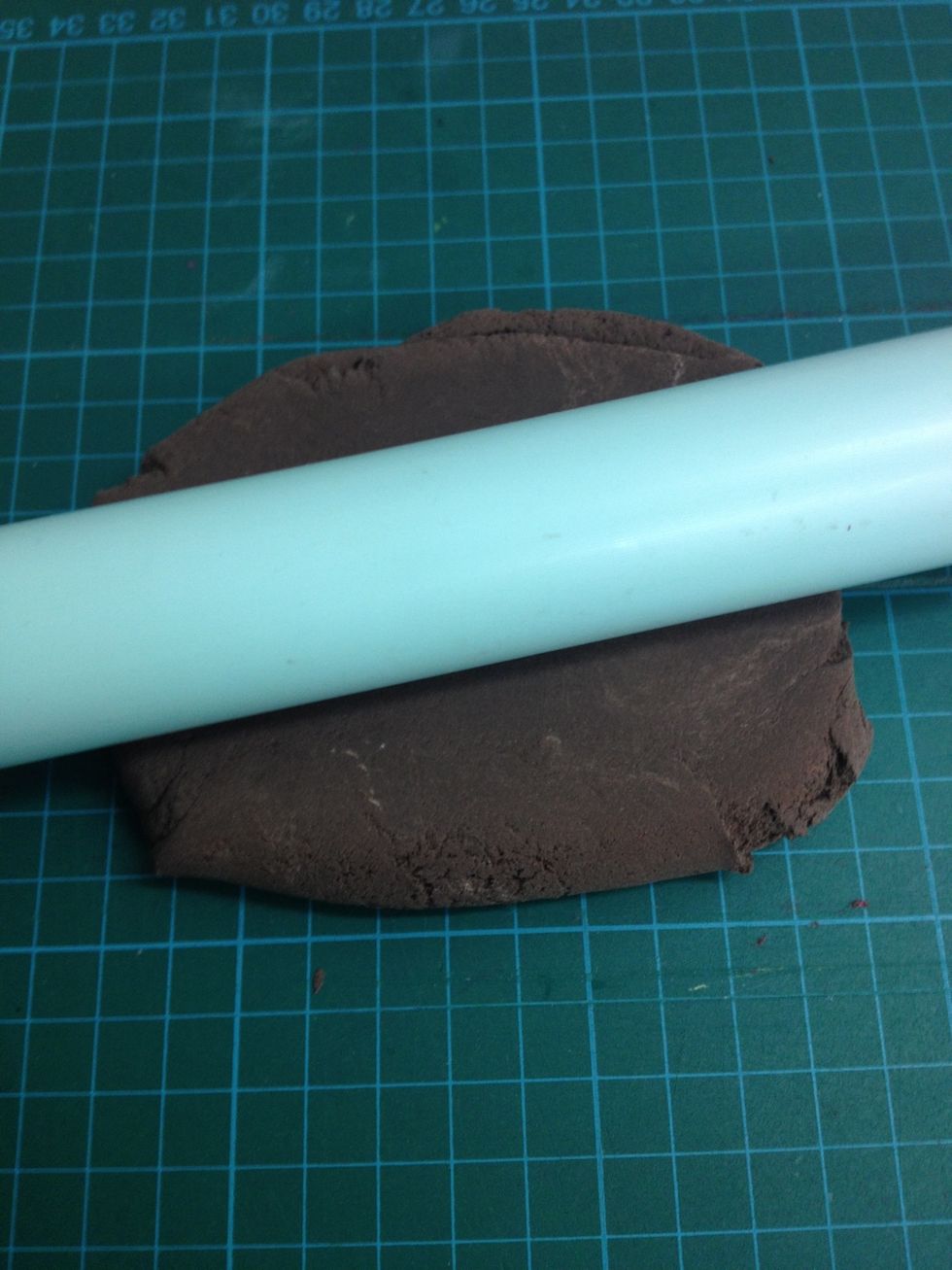 Roll the brown clay to flat.