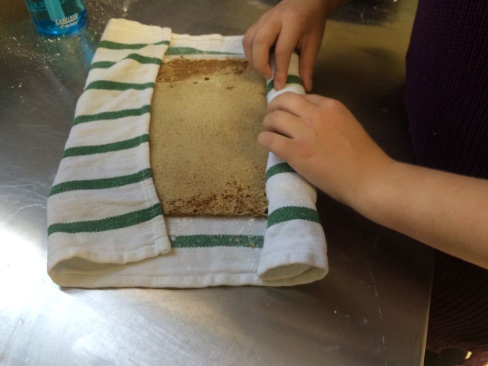 roll the cake up into the towels (cool in fridge for 45 min)