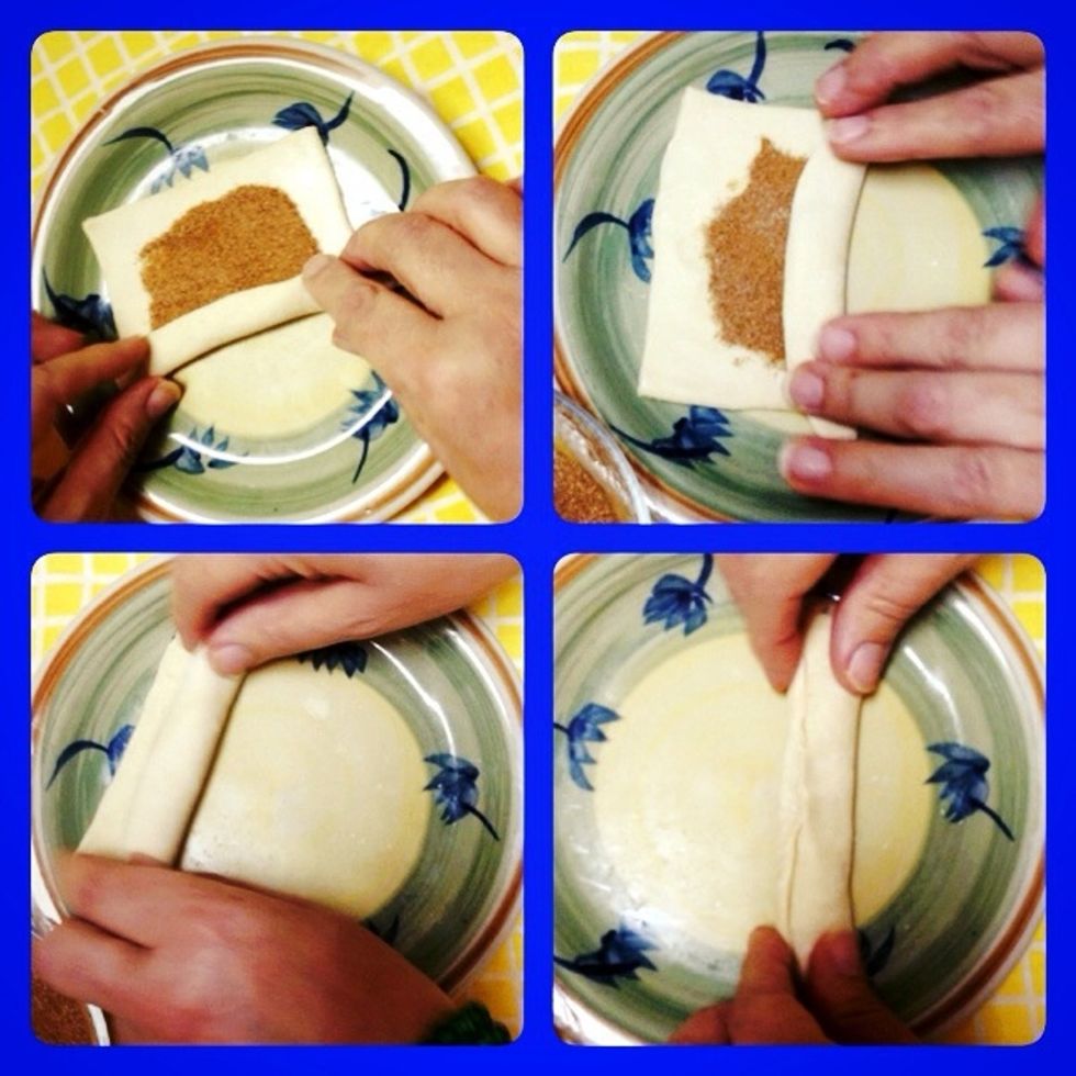 Roll the dough like the picture.