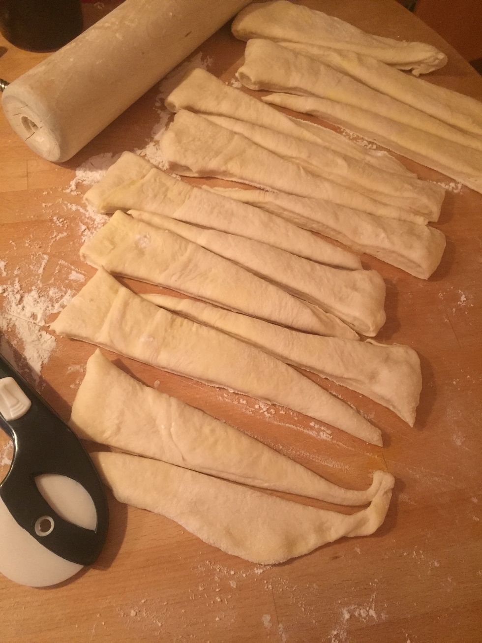Roll the dough out and cut 16 triangles looking something like this. Start by halving then repeat with quarters and then halved again to eighths that you then slice to two acute triangles each.