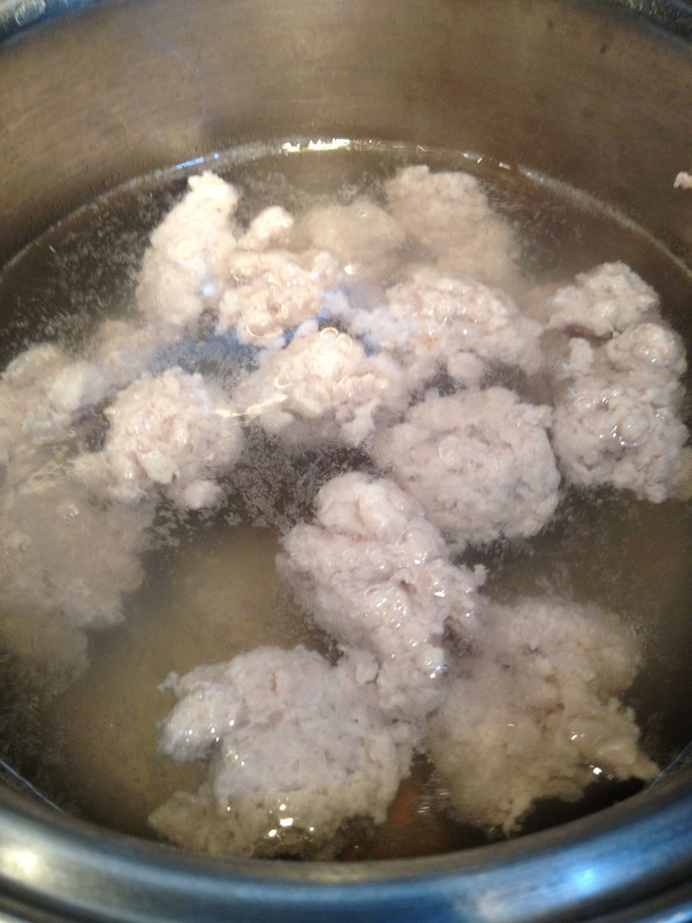 Roll the meat into meatballs and boil them for about 5 minutes until the texture is soft. Then add salt and pepper to the broth.