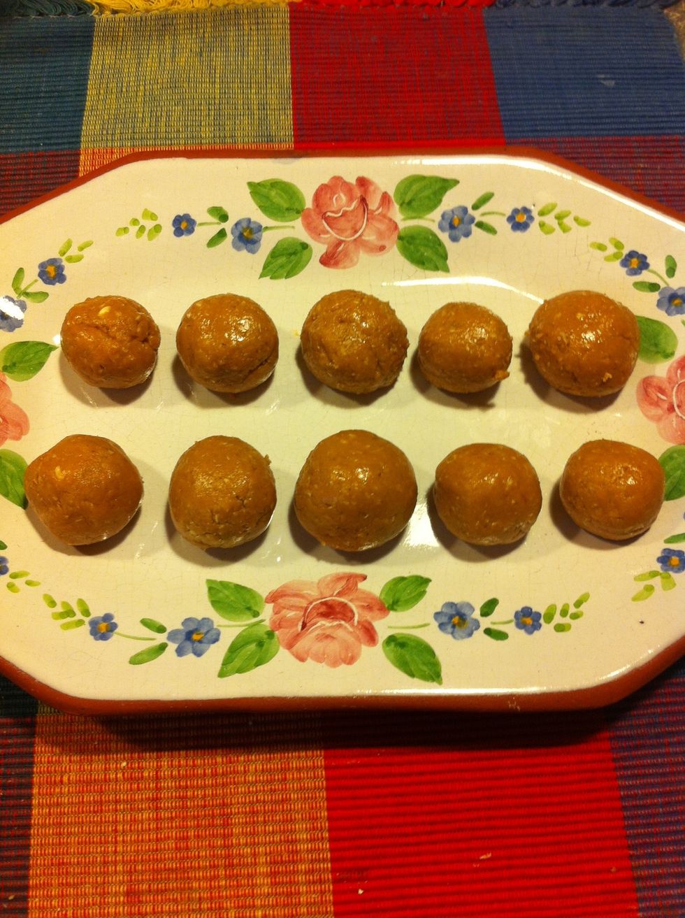 Roll the mixture into small balls.