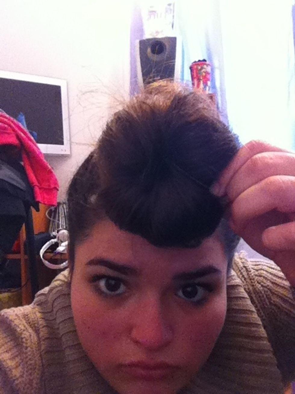 Roll the tips of your hair into de donut