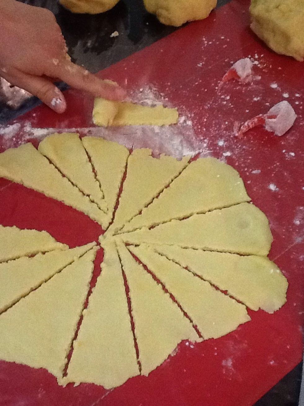 Roll the Turkish delight in the strip and make sure it is firmly shut