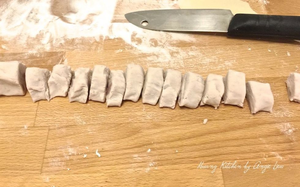 Roll the yam dough into long logs and cut into small even pieces, about 5g each ( or your desired size).