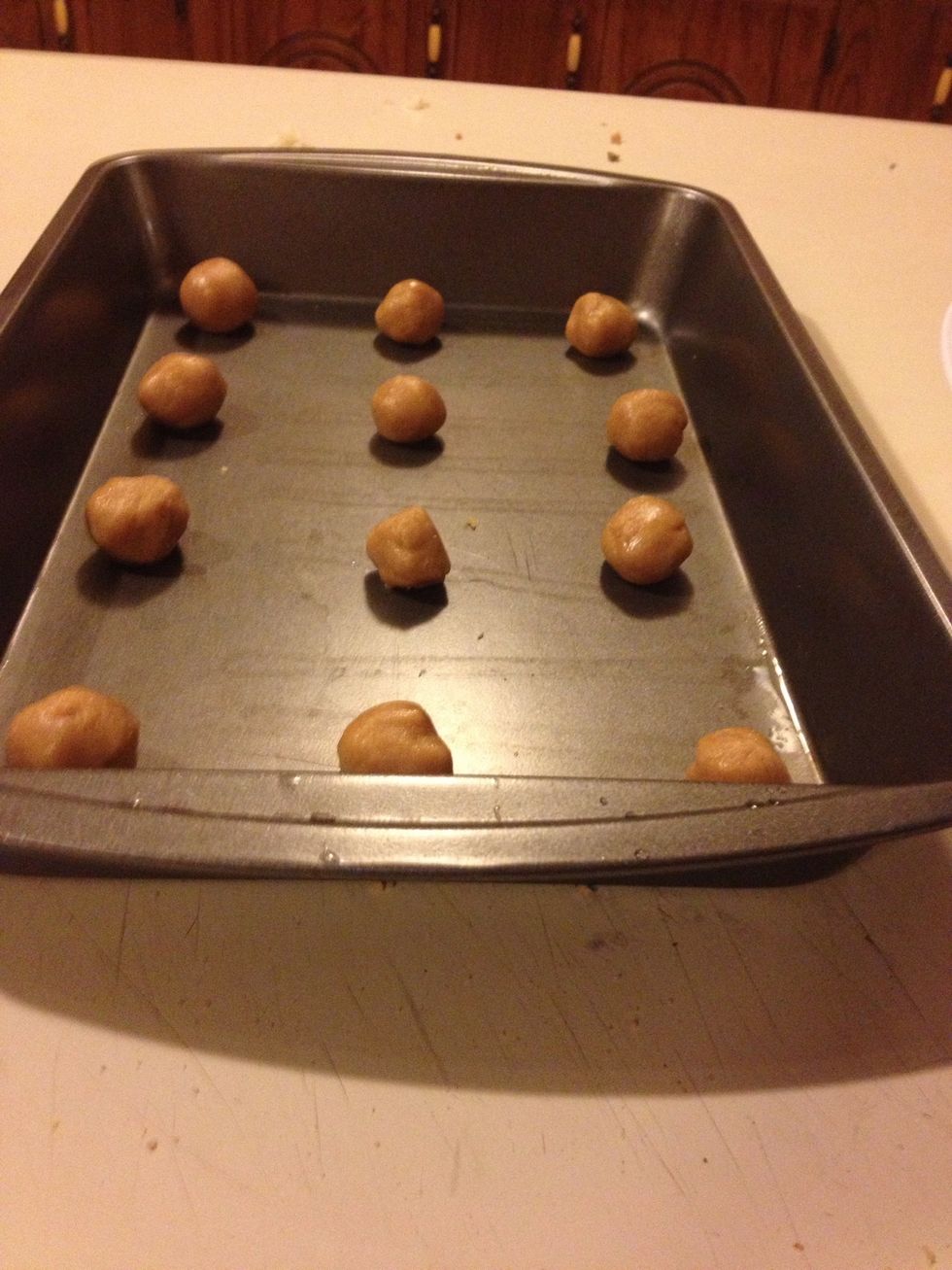 Roll them into one inch balls like this.