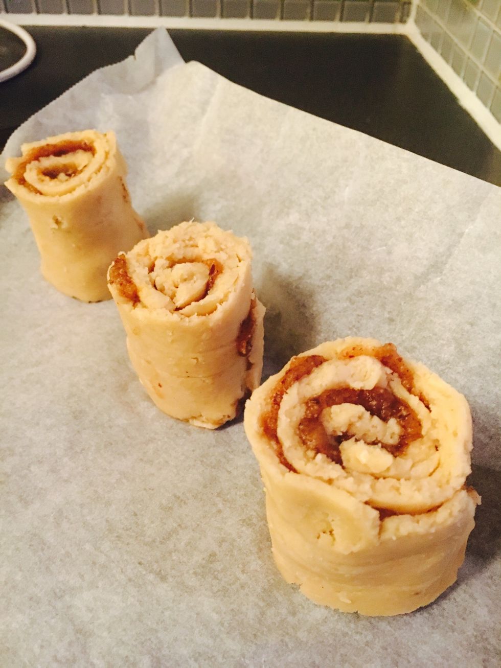 Roll up. Press them down a little (be careful so they don't break). Heat on 180 degrees celcius for 10-15 mins.