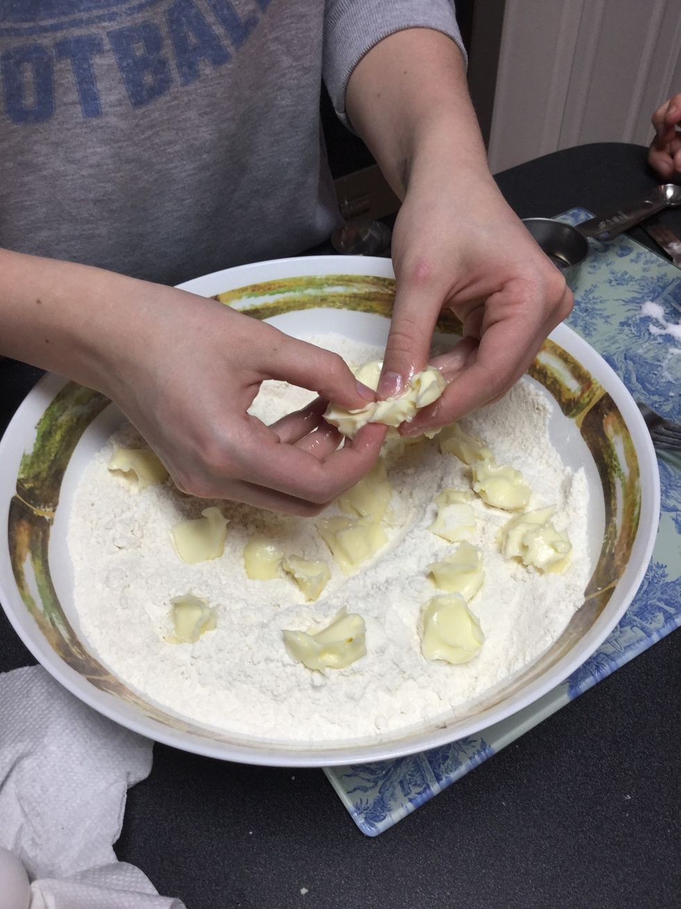 Rompe la mantequilla y pon lo en los ingredientes secos. (rompa, rompamos, rompan)