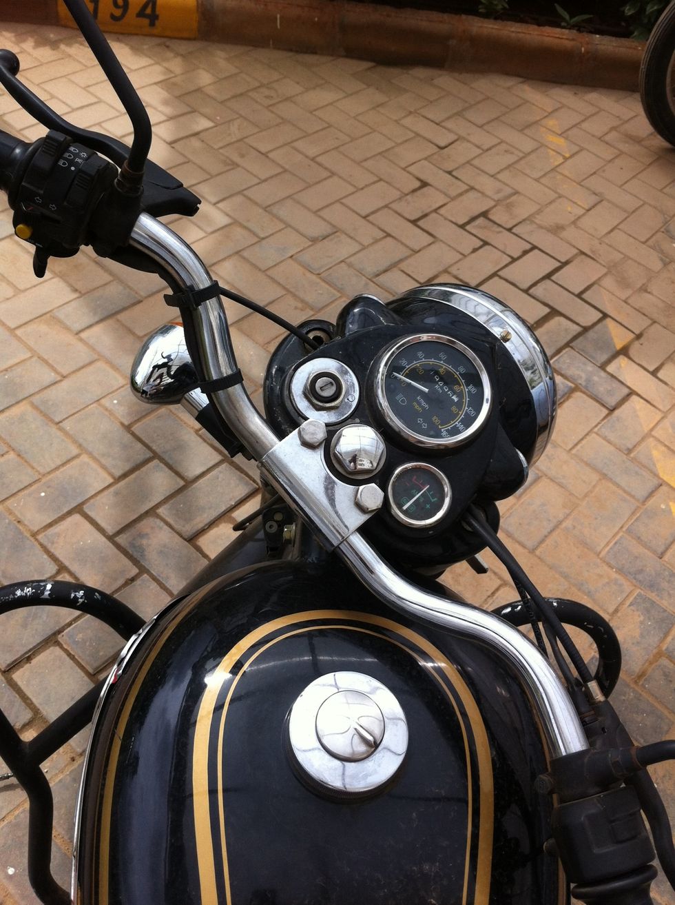 Rotate the steering stem to the right