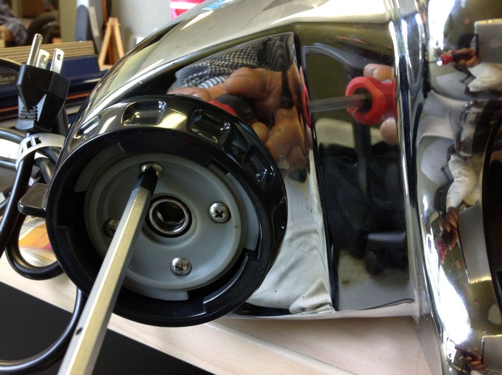 ROTATE THE UNIT, AND REMOVE THE 4 SCREWS LOCATED AROUND THE AUGER DRIVE.