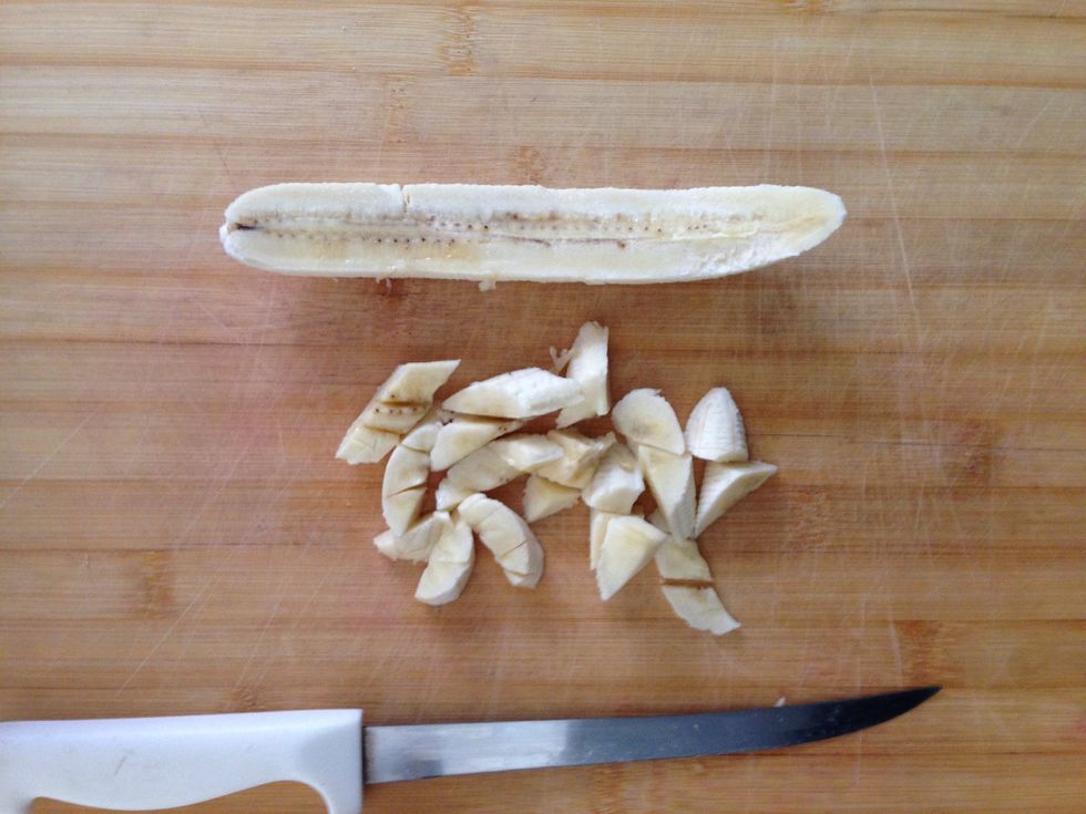 Roughly chop one half of the banana.