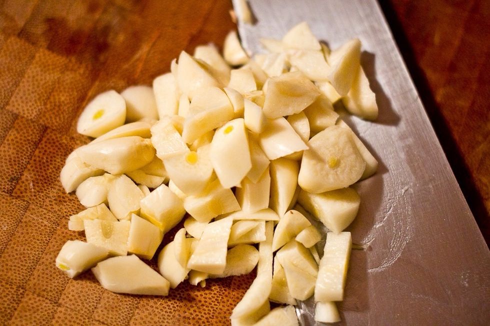 Roughly chop the garlic.