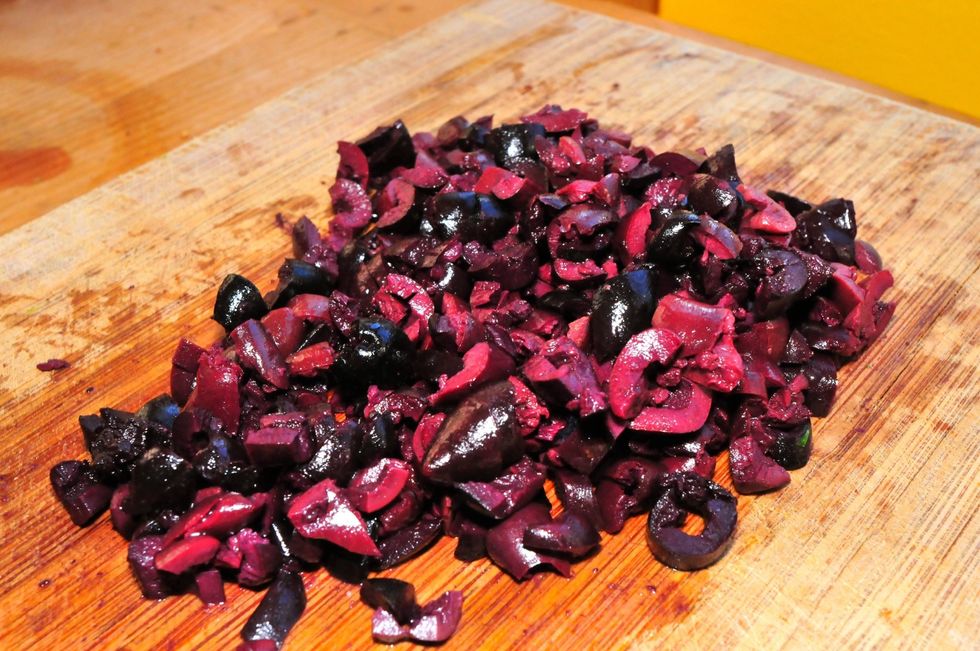 Roughly chop the olives.