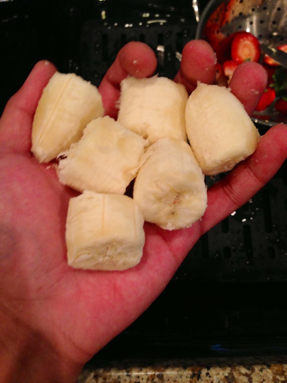 Roughly cut 1 whole Banana.