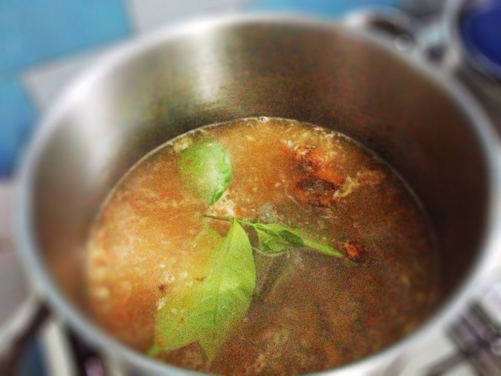 Round 1: add in the grind spices, crushed galangal & the bay leaves. Next 1 mnt, add in the melinjo, the peanuts that have been soaked in salted water & the corn. Medium heat. Cook for about 5-7 mnts