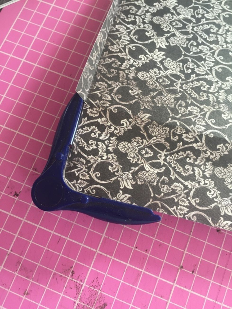 Round the corner of the top trimmed edges