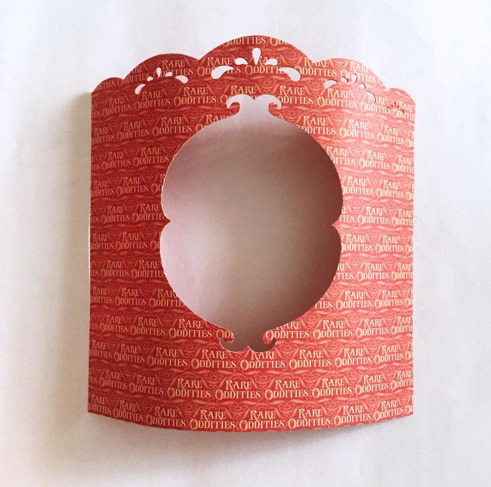 Round the cover by slowly roll the paper with your hands. If needed to, use a roller but be careful not to roll too much.