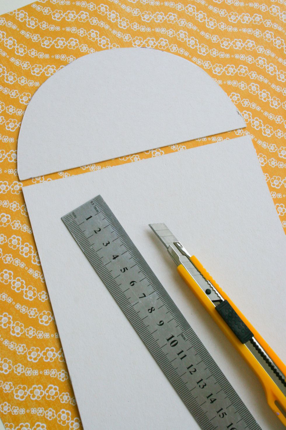Round the one side of the cardboard item ( 8 / 15.5cm)