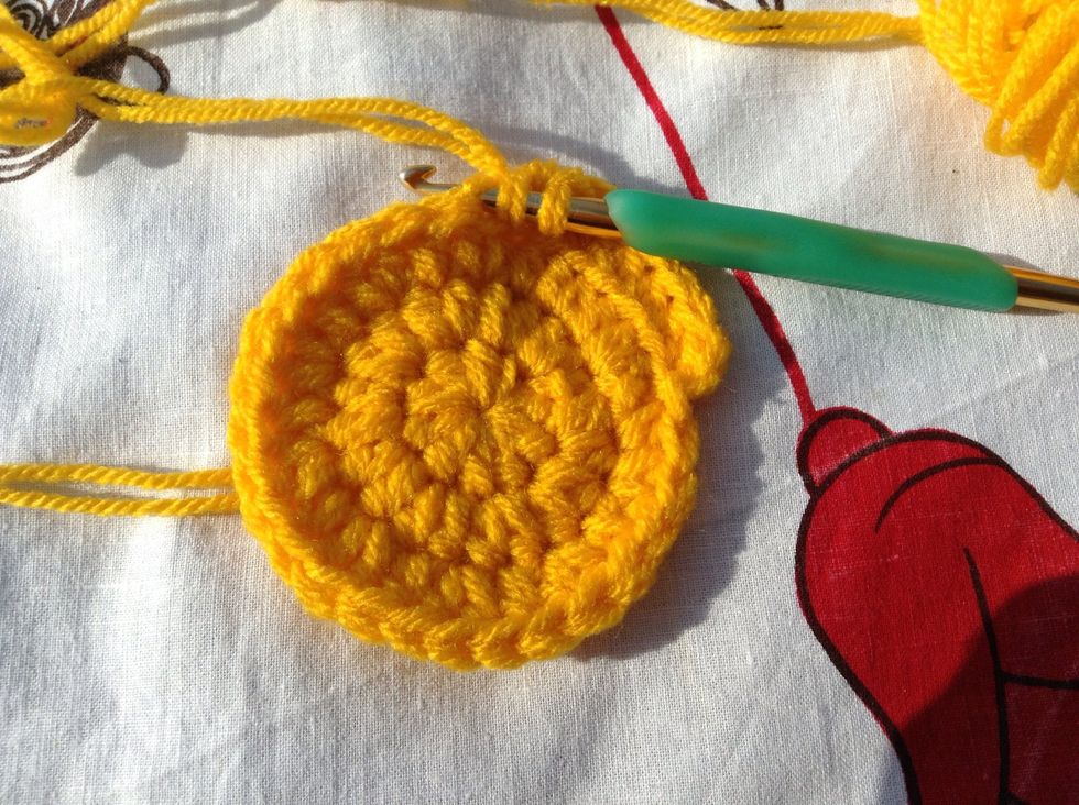 Row 4 is worked into the top loop of the stitches. Chain 1, 1 hdc in top loop of same st, 1 hdc in top loop of next st and in each st around.