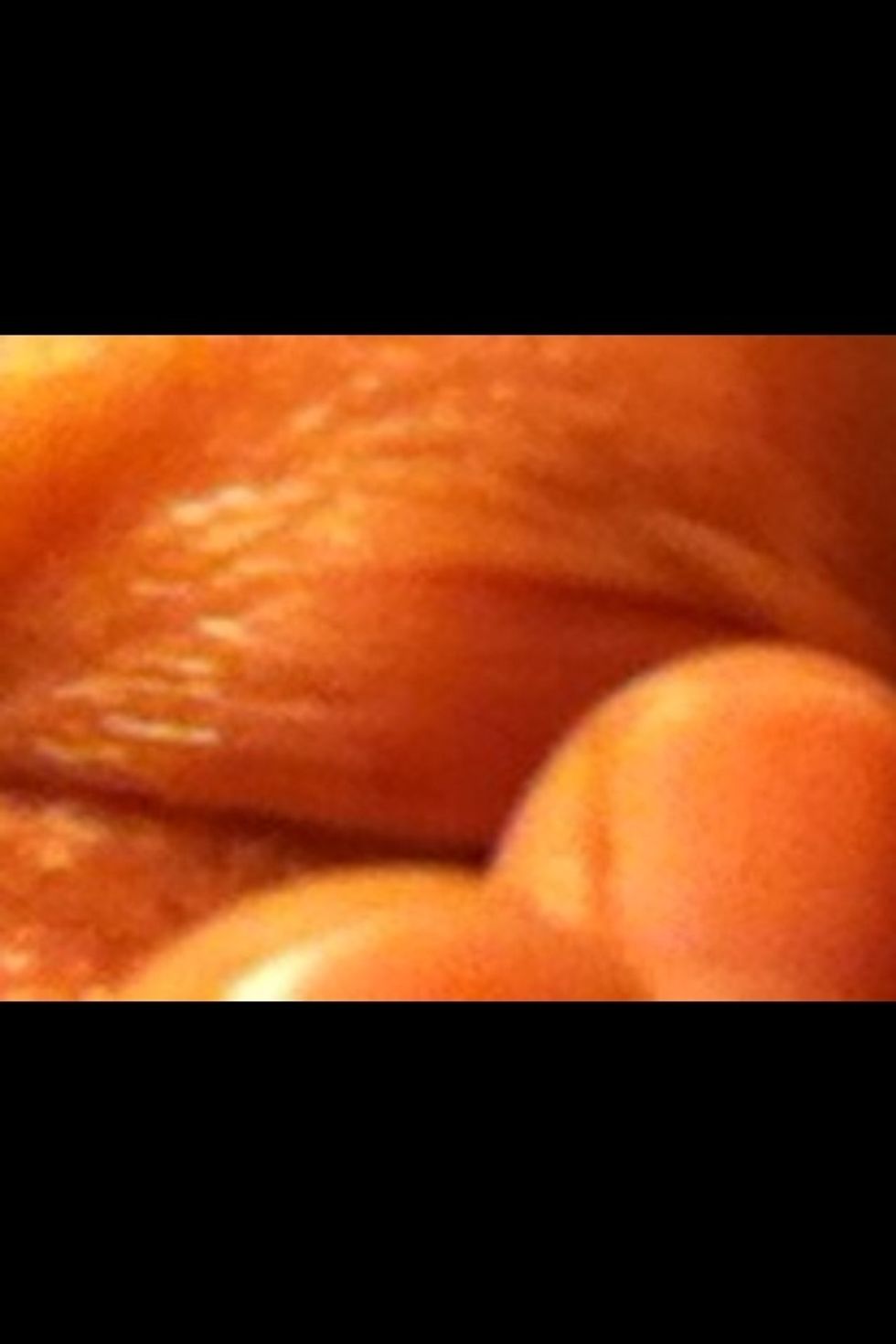 Rub lightly over eyelashes and lower lid.