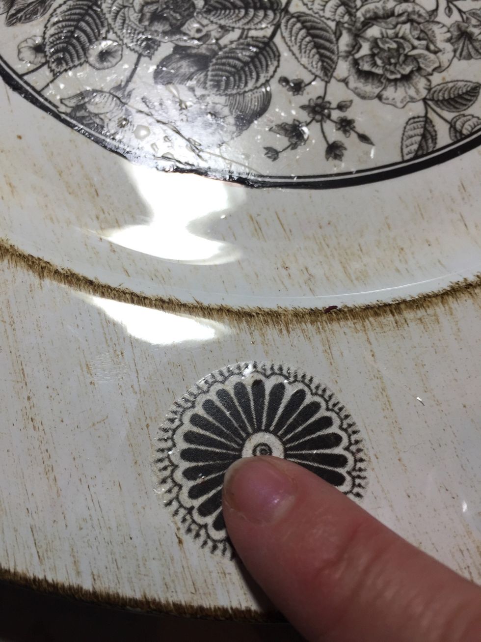 rub rub onz lightly with your finger to smooth out any air bubbles.