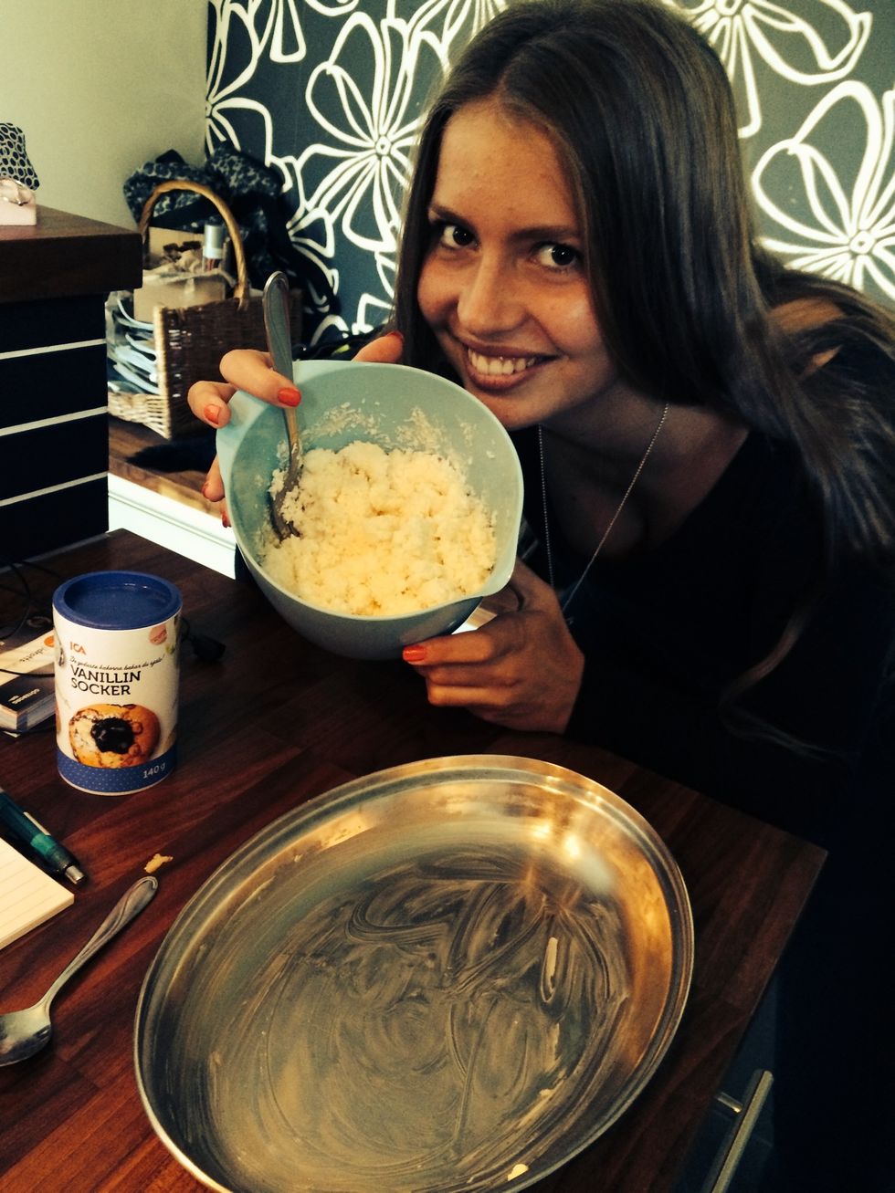 Rub some butter on a baking tray and mix the ingredients until it looks like this \ud83d\udc4d  PS this is my hot friend Amanda \ud83d\ude0f