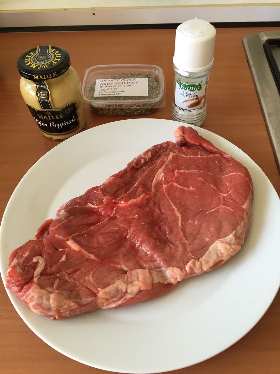 Rub the beef with pepper, salt and mustard.