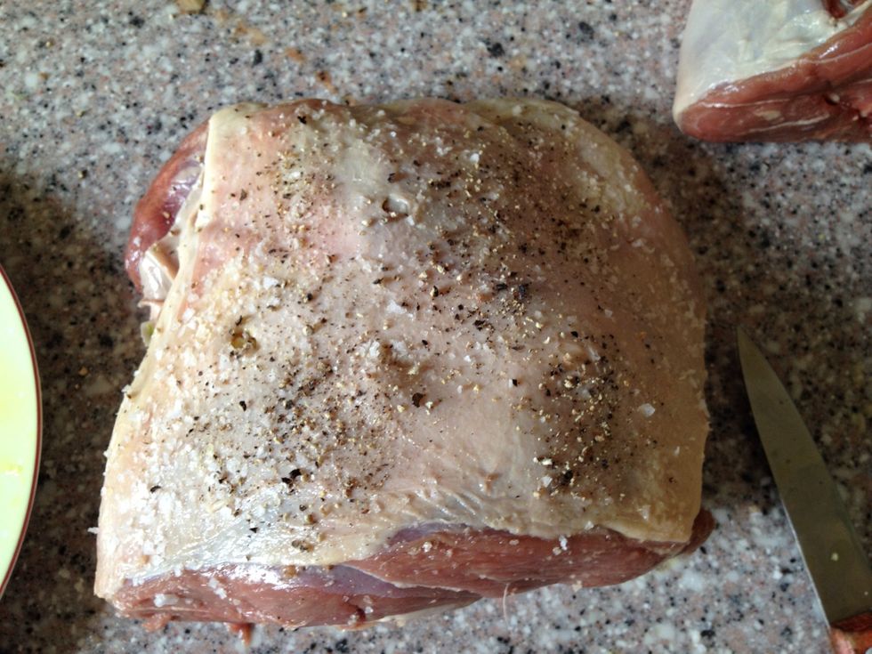 Rub the lamb with a bit of oil so that the spices stick.